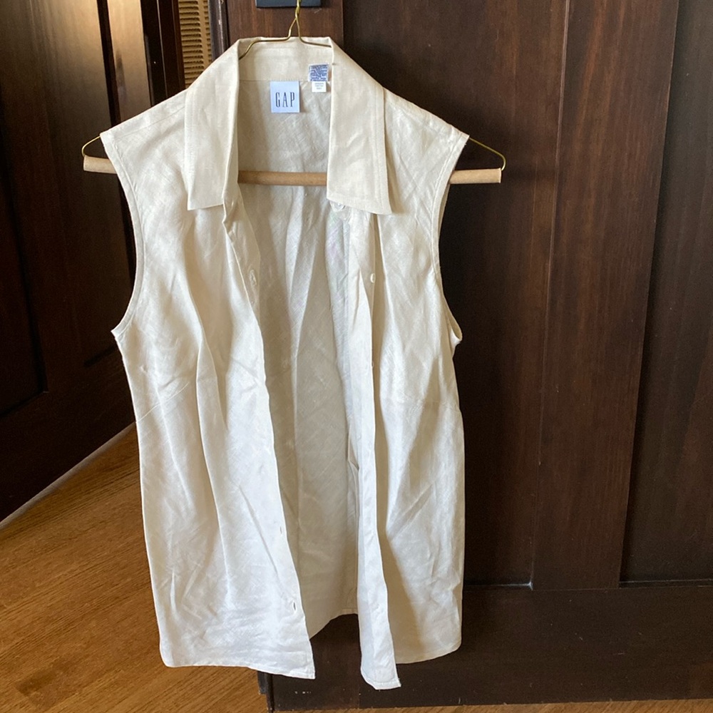Gap women’s shirt. Size small. Pre-owned.